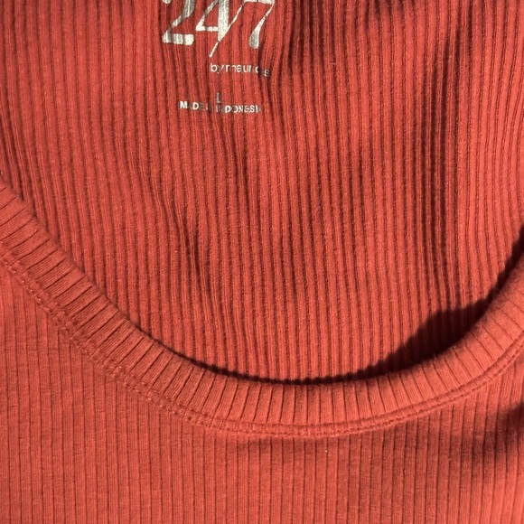 Maurices Rust Short Sleeve Tee Size Large - Picture 2 of 4